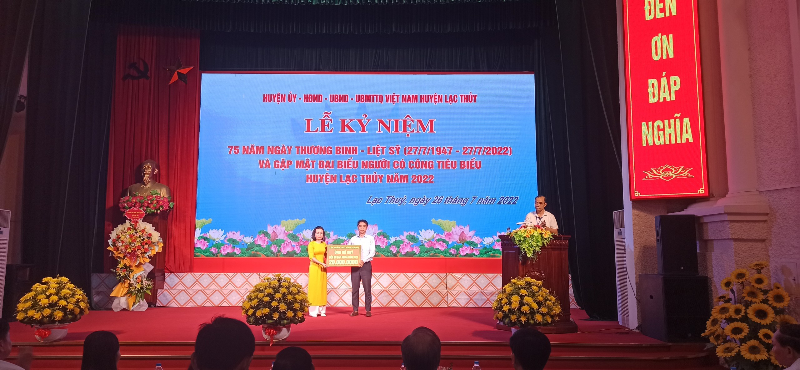 Ông Nguyễn Duy Lập Quốc, Phó TGĐ Bất động sản Tập đoàn Thái Bình Dương trao tài trợ cho Huyện Lạc Thủy